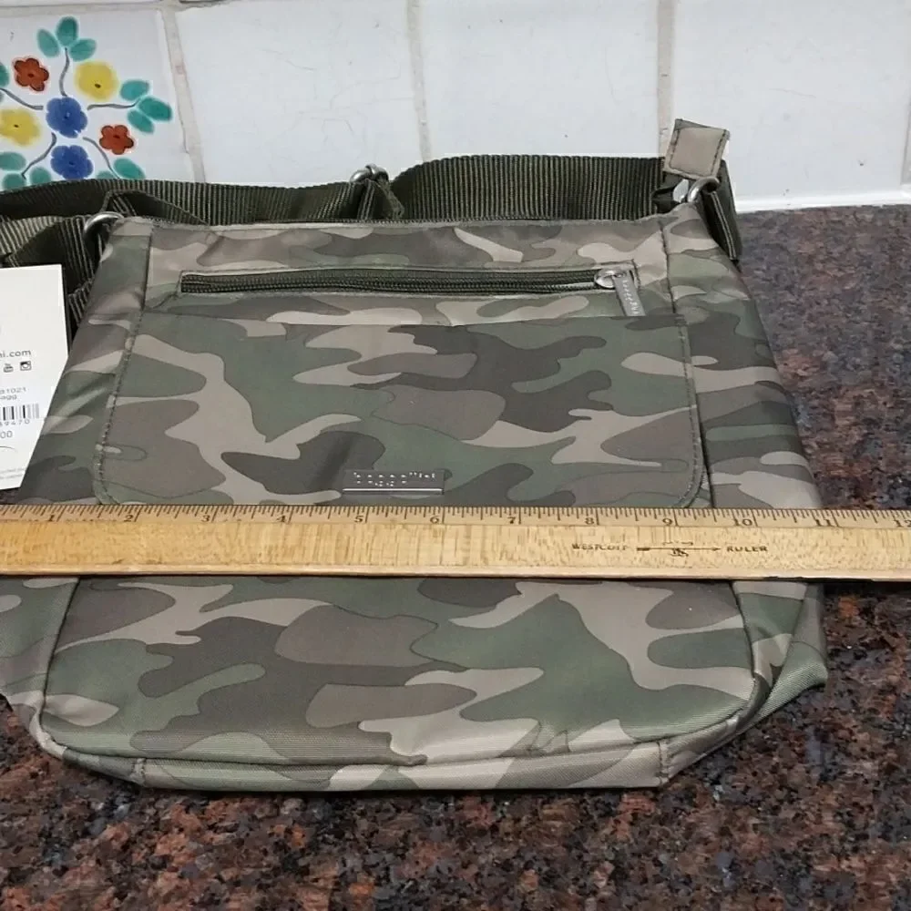 UNISEX Baggallini Towne Bagg in Olive Camo...NWT